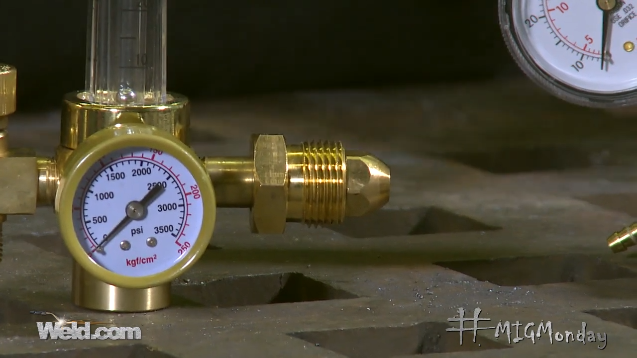 Gas regulator and flowmeter setup for calculating shielding gas consumption in welding