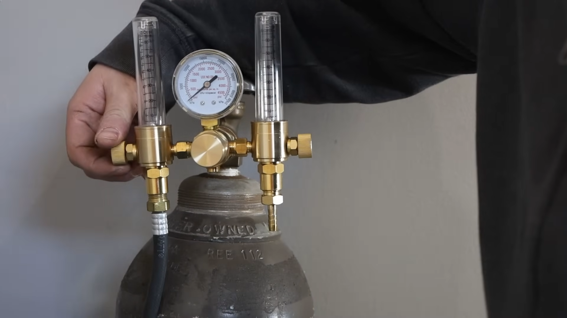 Gas cylinder flowmeter with floating ball showing precise CFH adjustment for TIG welding