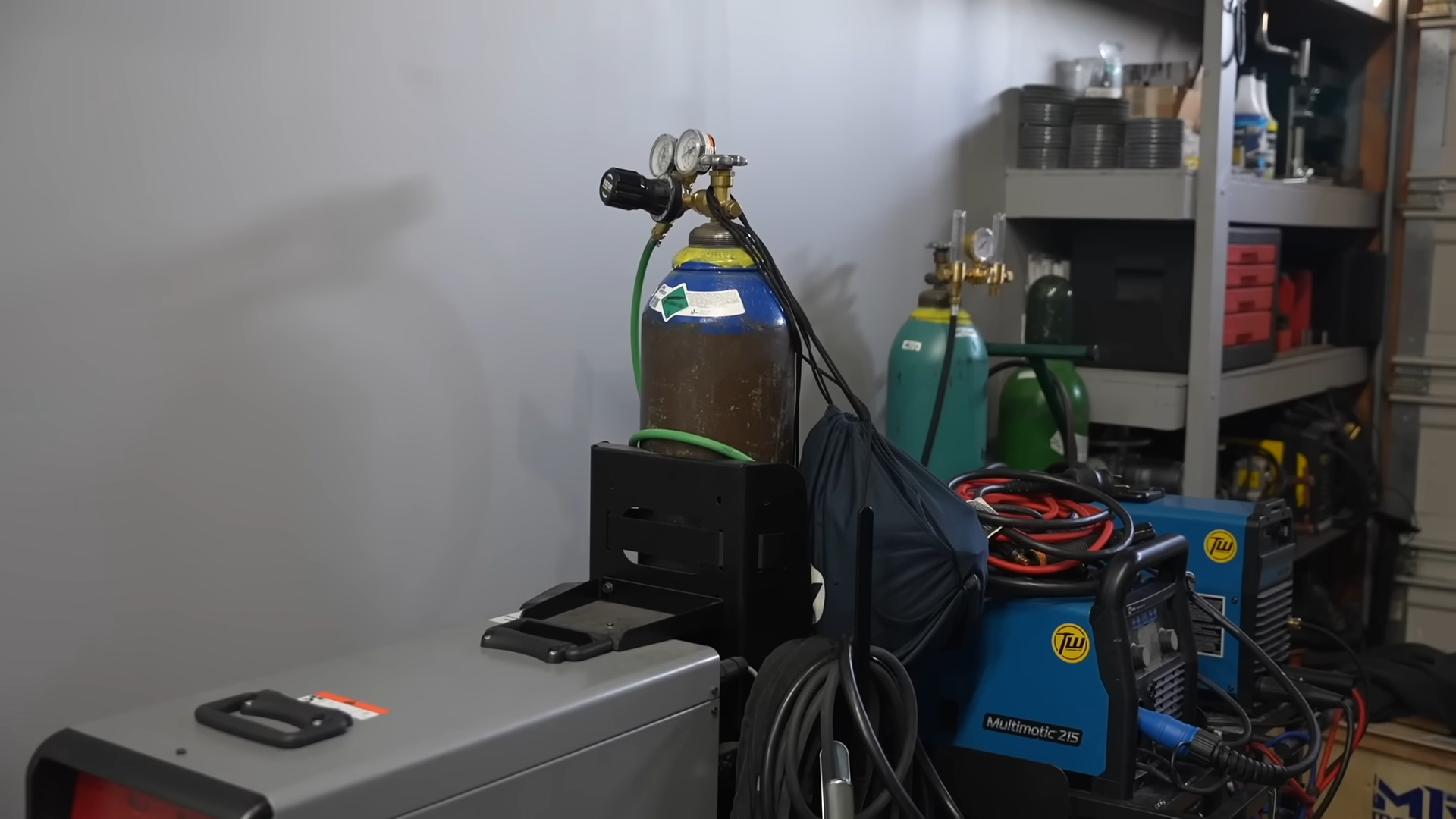 Different welding gas cylinder sizes showing 125 cubic foot and larger cylinders for professional use